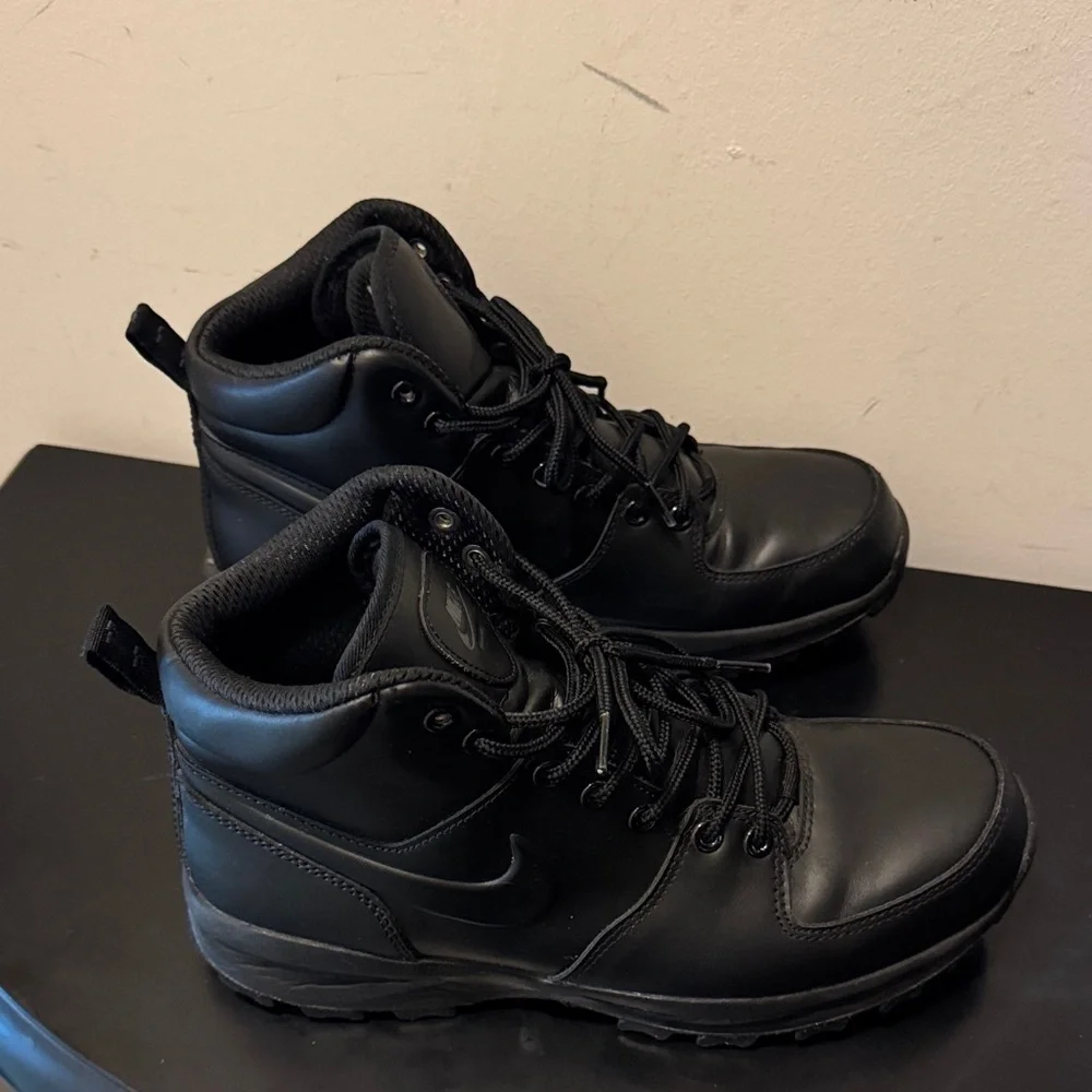 Nike Men's All-Black Manoa Leather Boots, Size 9